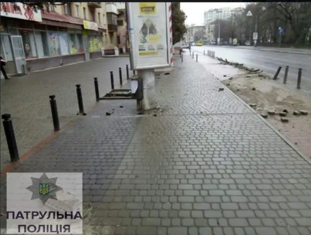 Вночі на Галицькій невідомий пошкодив паркувальні стовпці — фото 4