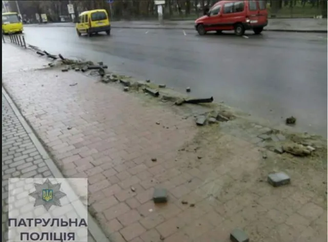 Вночі на Галицькій невідомий пошкодив паркувальні стовпці — фото 5