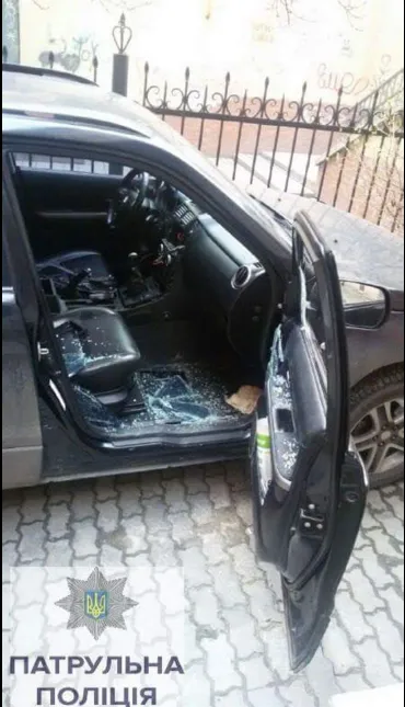У середмісті Івано-Франківська невідомі розбили скло та пограбували автівку — фото 1
