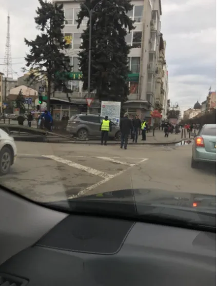 Як в Івано-Франківську патрульні хотіли евакуювати автомобіль порушника — фото 1