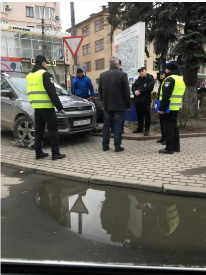 Як в Івано-Франківську патрульні хотіли евакуювати автомобіль порушника — фото 2