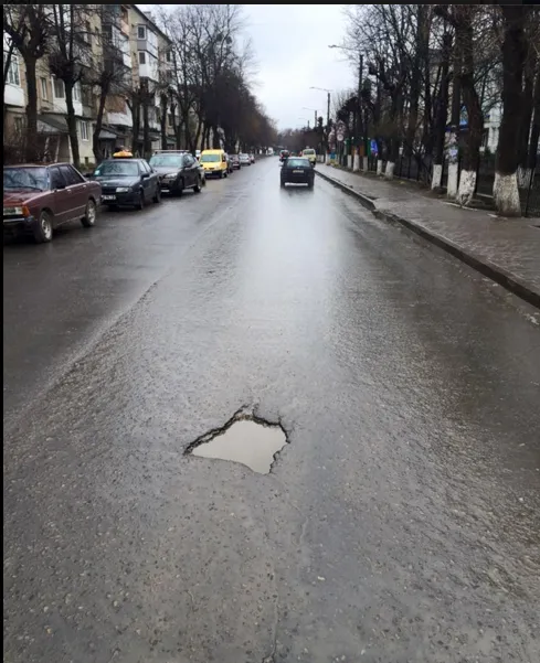 Вистелений минулого року асфальт на вулиці Сорохтея не пережив зиму? — фото 1