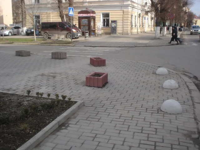 На площі біля «Білого дому» встановили антипаркувальні півсфери. З'явились перші скарги — фото 2