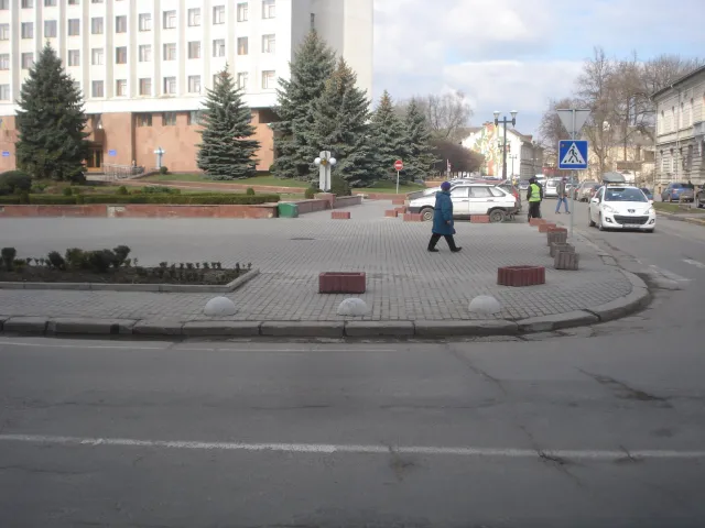 На площі біля «Білого дому» встановили антипаркувальні півсфери. З'явились перші скарги — фото 7