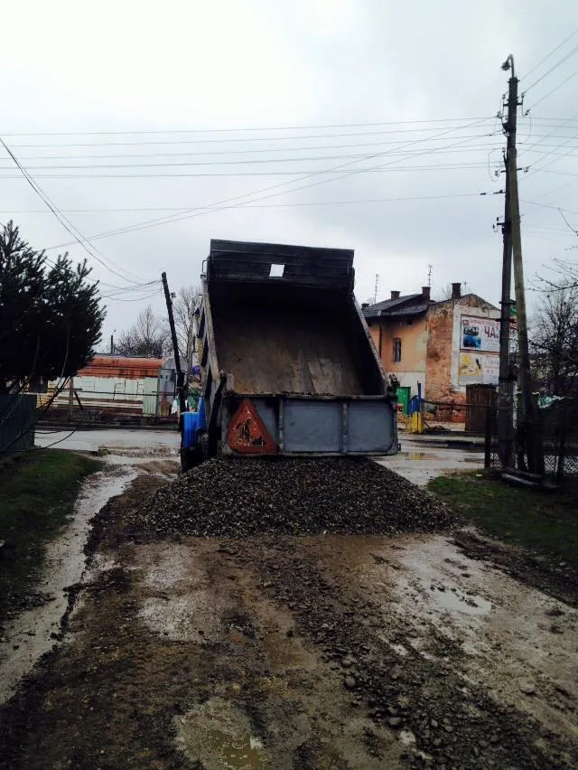 В Івано-Франківську комунальники взялись за ремонт двох вулиць — фото 3