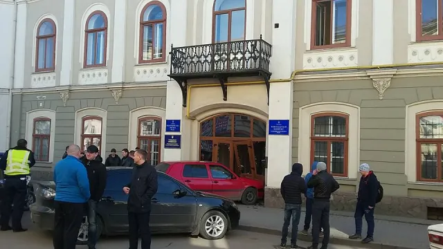 У Коломиї автомобіль протаранив міськраду. За кермом автівки була дитина — фото 7