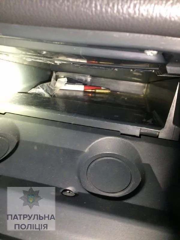 У Франківську поліція затримала п'яного водія, в якого в машині знайшли набої до автомата — фото 1
