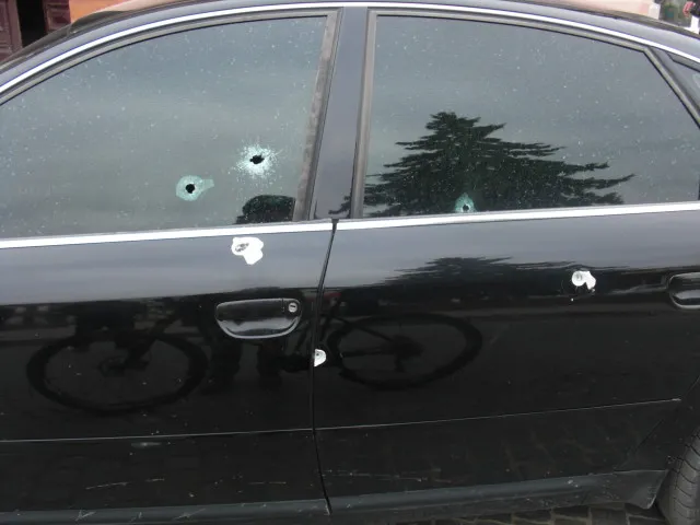 У центрі Коломиї невідомий розстріляв легковий автомобіль чернівчанину — фото 1