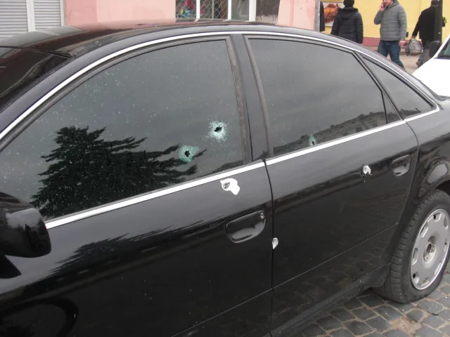 У центрі Коломиї невідомий розстріляв легковий автомобіль чернівчанину — фото 2