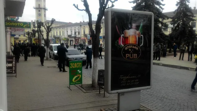 У центрі Коломиї невідомий розстріляв легковий автомобіль чернівчанину — фото 11