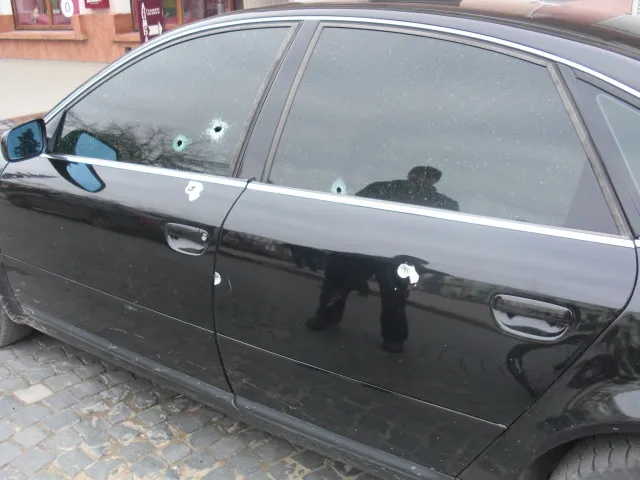 У центрі Коломиї невідомий розстріляв легковий автомобіль чернівчанину — фото 3