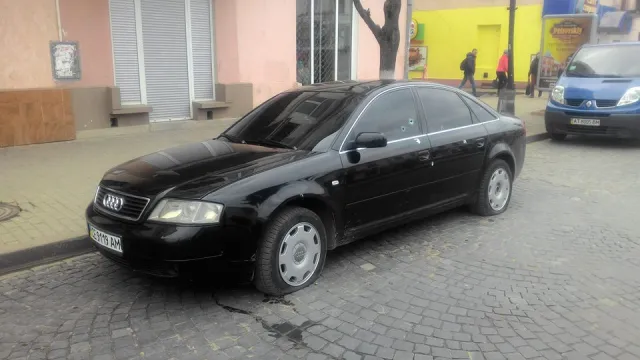 У центрі Коломиї невідомий розстріляв легковий автомобіль чернівчанину — фото 5