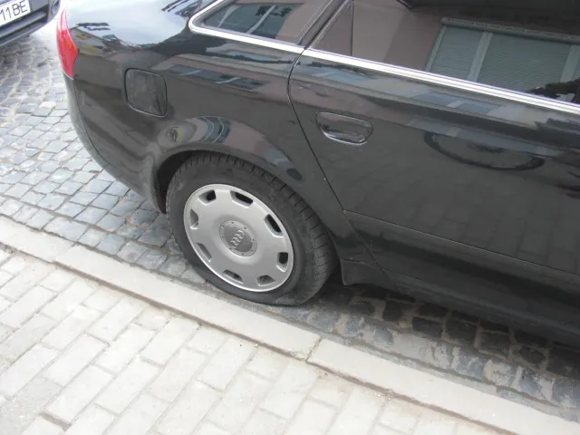 У центрі Коломиї невідомий розстріляв легковий автомобіль чернівчанину — фото 6
