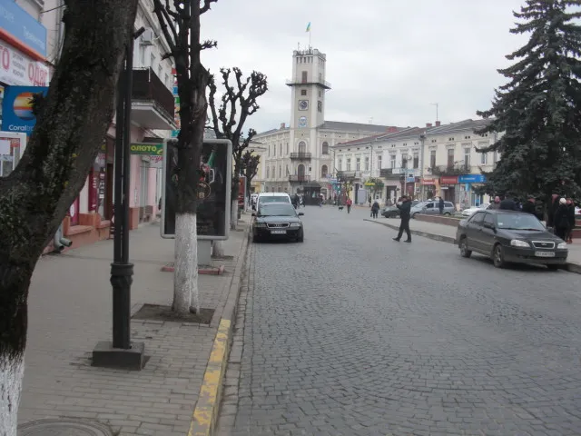 У центрі Коломиї невідомий розстріляв легковий автомобіль чернівчанину — фото 7