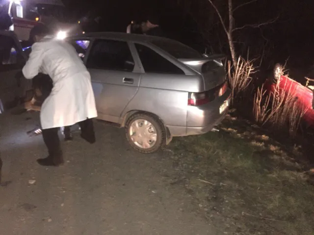 На Прикарпатті п'яний водій ВАЗу на великій швидкості врізався у Volkswagen, постраждало двоє людей — фото 2