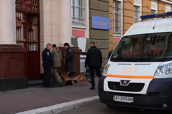 У Франківську знову погрози: обіцяють підірвати центральний вокзал, два гіпермаркети та міст на Пасічну. Замінування знову не підтвердилися — фото 1