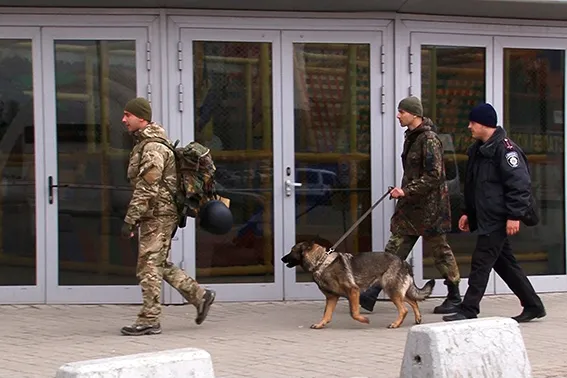 У Франківську знову погрози: обіцяють підірвати центральний вокзал, два гіпермаркети та міст на Пасічну. Замінування знову не підтвердилися — фото 5