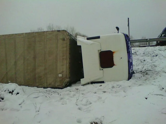 При в'їзді в Долину злетів з дороги та перекинувся автомобіль «МАН» — фото 2