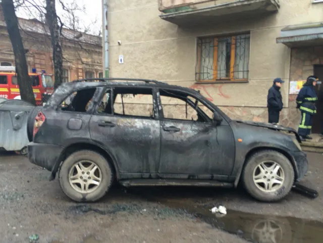 На одній із вулиць Івано-Франківська вщент згорів автомобіль — фото 6