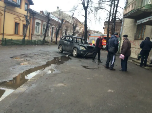 На одній із вулиць Івано-Франківська вщент згорів автомобіль — фото 4