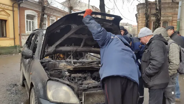 На одній із вулиць Івано-Франківська вщент згорів автомобіль — фото 2