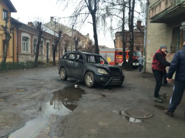 На одній із вулиць Івано-Франківська вщент згорів автомобіль — фото 5