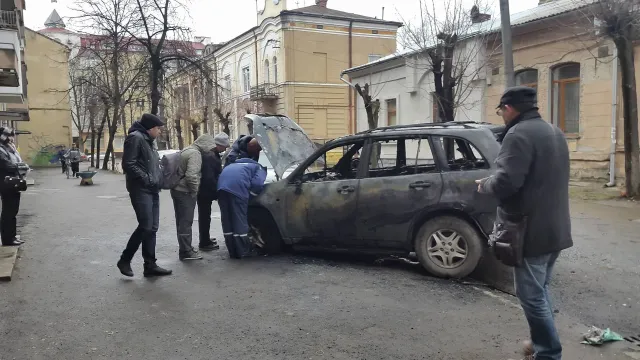На одній із вулиць Івано-Франківська вщент згорів автомобіль — фото 3