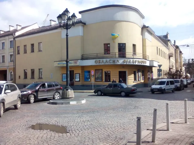 У Франківську біля філармонії поліція вчить водіїв, як потрібно правильно паркуватись — фото 1