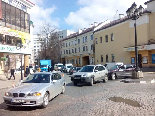У Франківську біля філармонії поліція вчить водіїв, як потрібно правильно паркуватись — фото 2