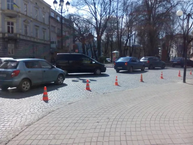 У Франківську біля філармонії поліція вчить водіїв, як потрібно правильно паркуватись — фото 6