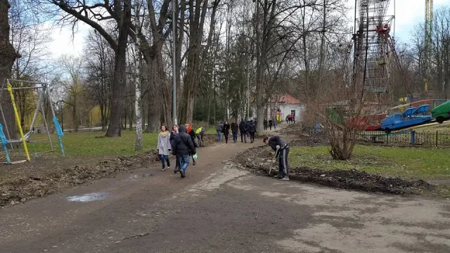 В Івано-Франківську у найвіддаленішому кутку парку Шевченка розпочали облаштування пішохідних доріжок — фото 3