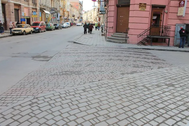 У Франківську все ж з'явився перший в місті піднятий пішохідний перехід — фото 2