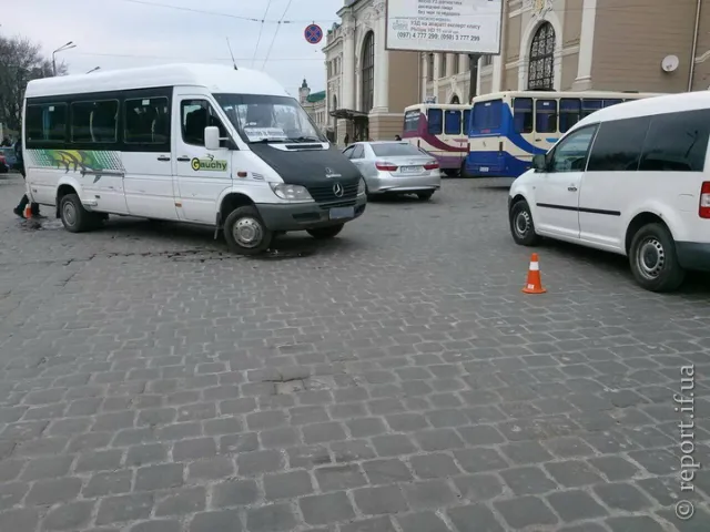 В Івано-Франківську біля вокзалу маршрутка збила жінку, постраждала в лікарні — фото 1