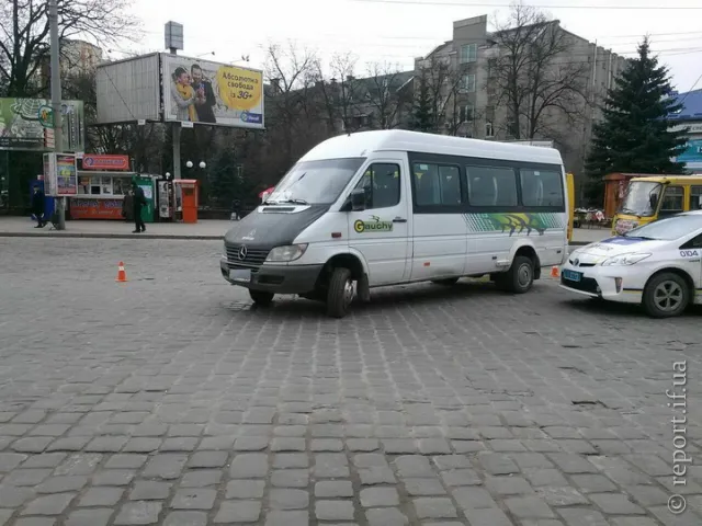 В Івано-Франківську біля вокзалу маршрутка збила жінку, постраждала в лікарні — фото 2