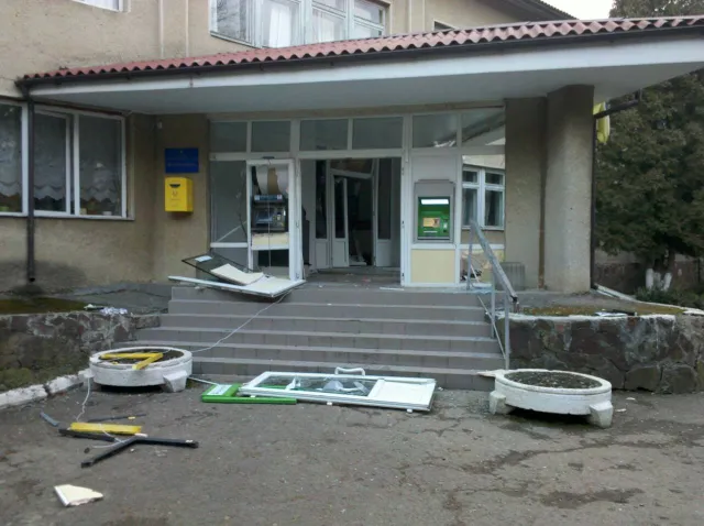 На Івано-Франківщині зловмисники намагалися підірвати банкомат. Вибух кваліфіковано як замах на крадіжку — фото 1