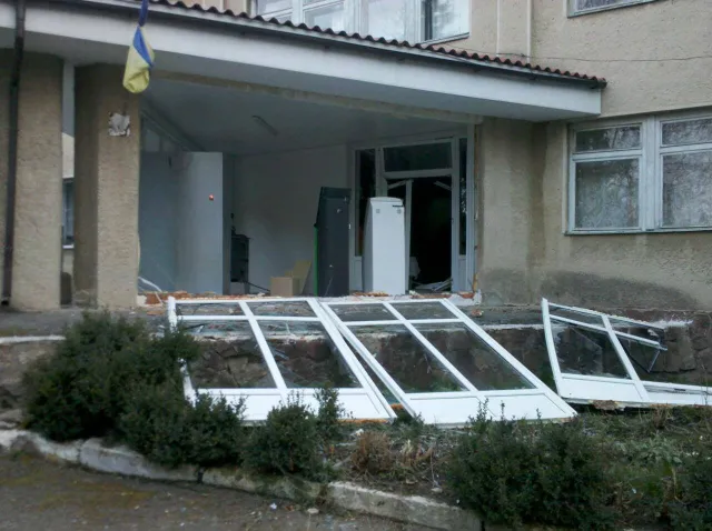 На Івано-Франківщині зловмисники намагалися підірвати банкомат. Вибух кваліфіковано як замах на крадіжку — фото 2
