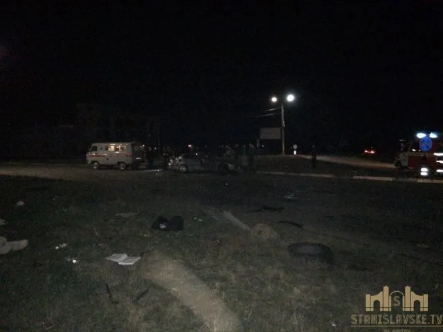 Неподалік Івано-Франківська перекинувся автомобіль, постраждало четверо людей — фото 5