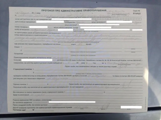 У Франківську чоловік зробив зауваження поліцейським, а ті у відповідь скрутили його наче злочинця? В поліції пояснили причини затримання та виклали відео — фото 3