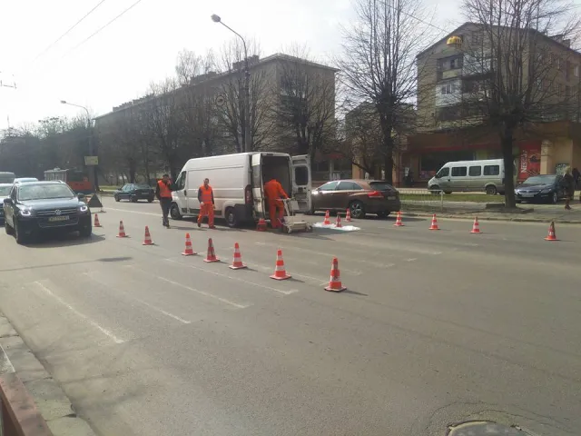 Дочекались. У Франківську почали роботи із нанесення розмітки холодним пластиком — фото 2