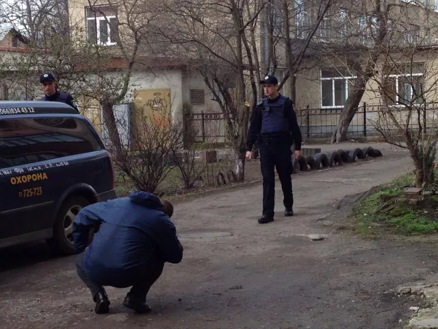 У центрі Франківська знайшли гранату під своєю службовою машино — фото 2