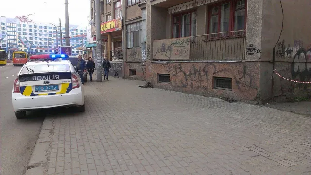У центрі Франківська знайшли гранату під своєю службовою машино — фото 3