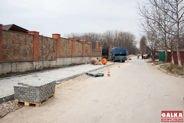 В Івано-Франківську продовжують ремонтні роботи на вулиці Покутській. Там постелили верхній шар асфальту — фото 1