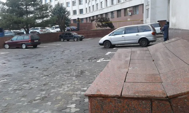 «Ланцюг за 86 тисяч гривень», - поблизу «Білого дому» облаштували парковку — фото 1