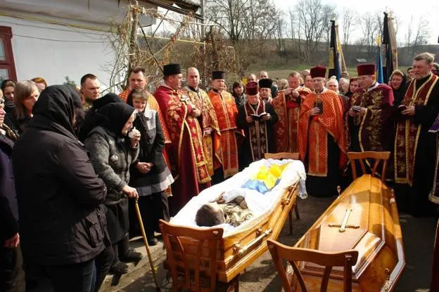 В зоні АТО загинув 50-річний прикарпатець Петро Ковалишин. У рідному селі попрощались із Героєм — фото 2