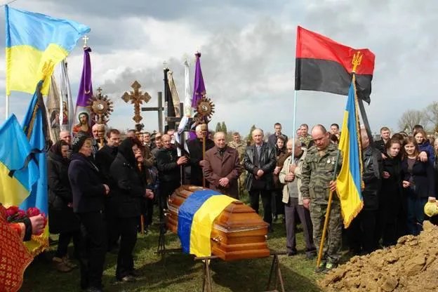 В зоні АТО загинув 50-річний прикарпатець Петро Ковалишин. У рідному селі попрощались із Героєм — фото 16