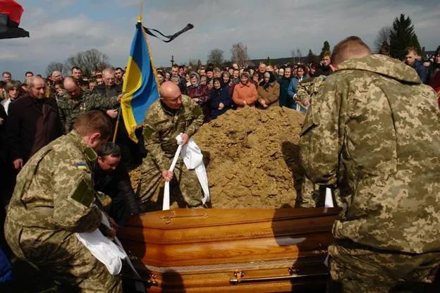 В зоні АТО загинув 50-річний прикарпатець Петро Ковалишин. У рідному селі попрощались із Героєм — фото 18