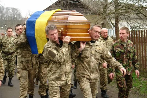 В зоні АТО загинув 50-річний прикарпатець Петро Ковалишин. У рідному селі попрощались із Героєм — фото 3