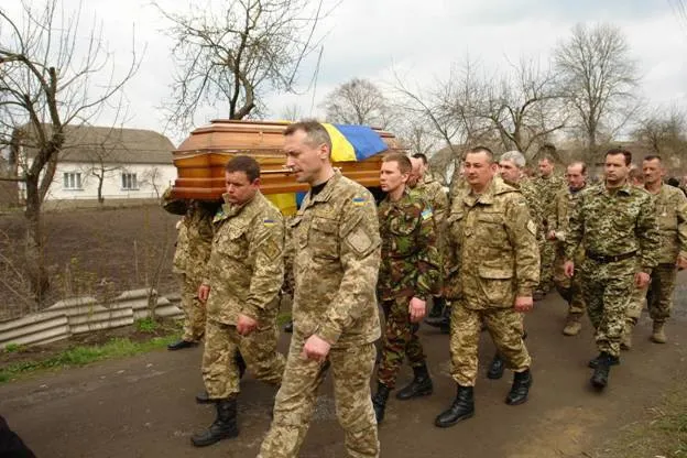 В зоні АТО загинув 50-річний прикарпатець Петро Ковалишин. У рідному селі попрощались із Героєм — фото 5