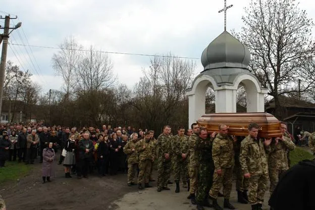В зоні АТО загинув 50-річний прикарпатець Петро Ковалишин. У рідному селі попрощались із Героєм — фото 7