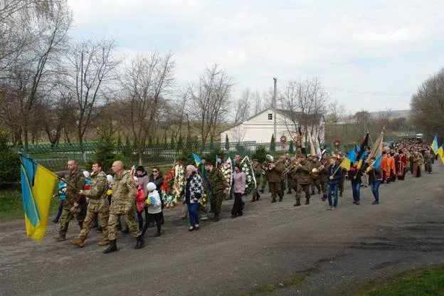 В зоні АТО загинув 50-річний прикарпатець Петро Ковалишин. У рідному селі попрощались із Героєм — фото 9
